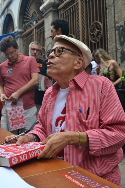 Nei Lopes, com traje a rigor nas cores da escola de samba Acadêmicos do Salgueiro, homenageada no título do livro. Foto Lenin Novaes