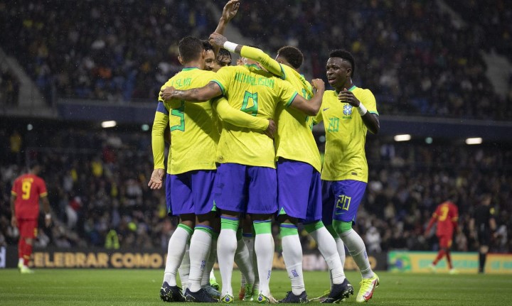 seleção brasileira comemorando gol