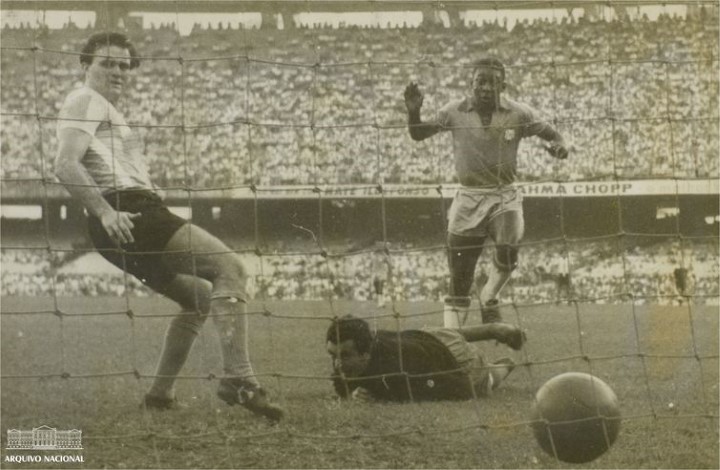 Pelé, Fotografia de um dos gols marcados pelo Brasil na vitória sobre a Argentina em jogo válido pela Copa Roca de 1957. Arquivo Nacional. Fundo Correio da Manhã. 