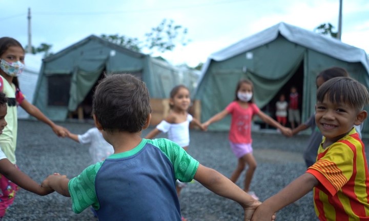 crianças venezuelanas em abrigo