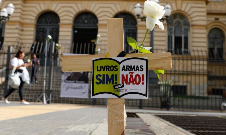 livros sim, armas não