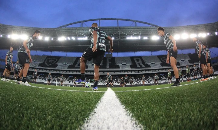 Jogadores de futebol em ação. bola de futebol no campo central. dois  jogadores de futebol no estádio em movimento. estádio