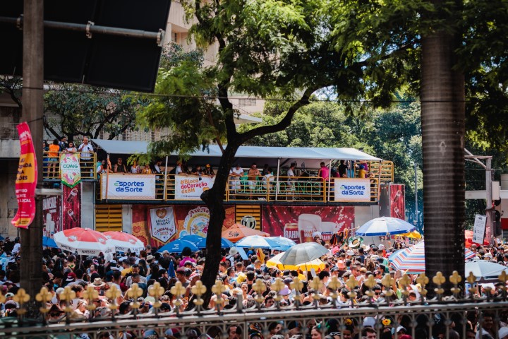 Carnaval no Rio: foliões ocupam as ruas apesar da proibição a blocos