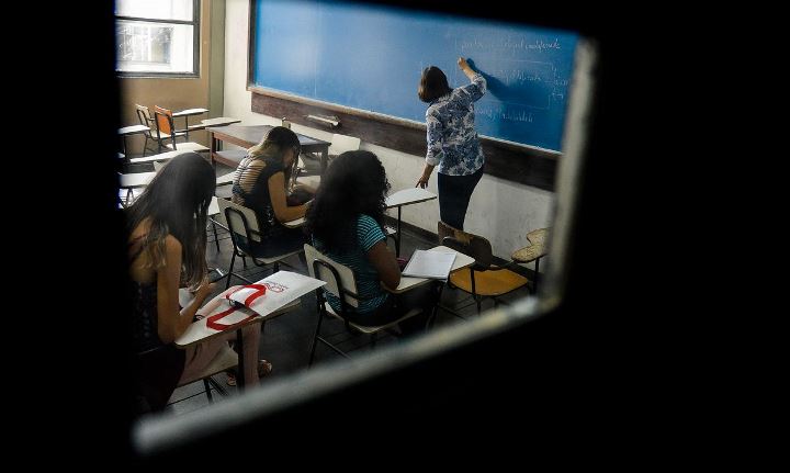 alunos dentro de uma sala de aula