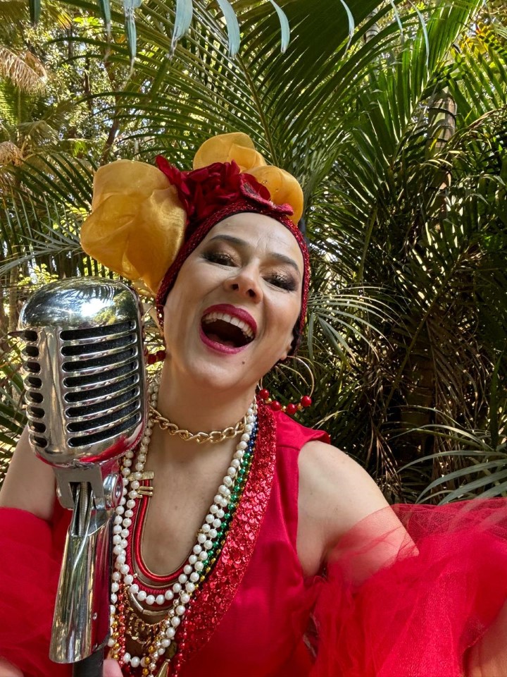 Sônia Andrade caracterizada com Carmen Miranda