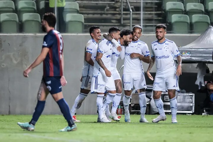 gabigol comemora gol pelo cruzeiro 