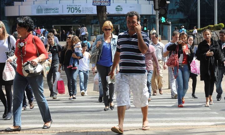 pessoas andando pelas ruas