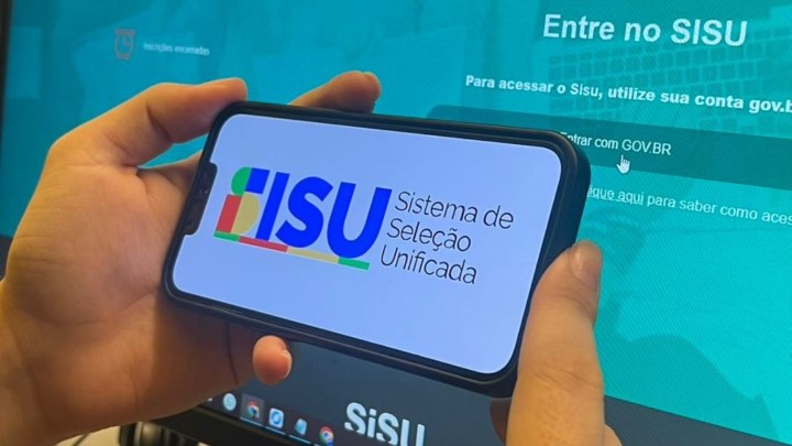 celular exibindo a pagina do sisu