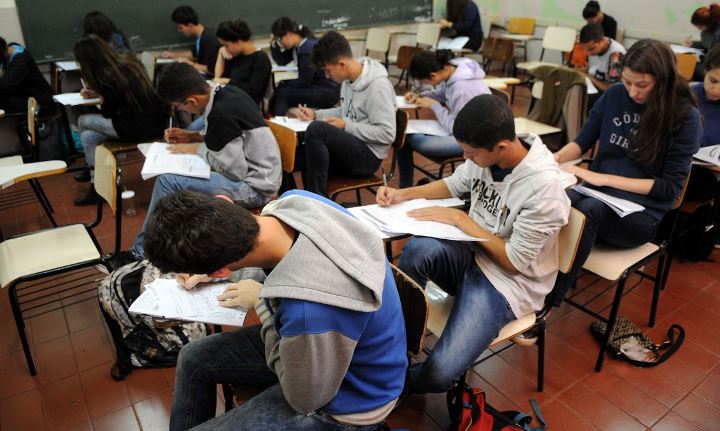 estudantes em sala de aula fazendo provas