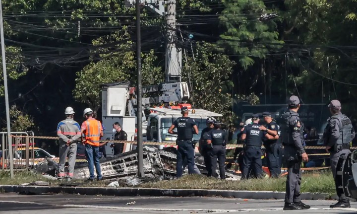 bombeiros avliam destroços de aviao que caiu em sao paulo