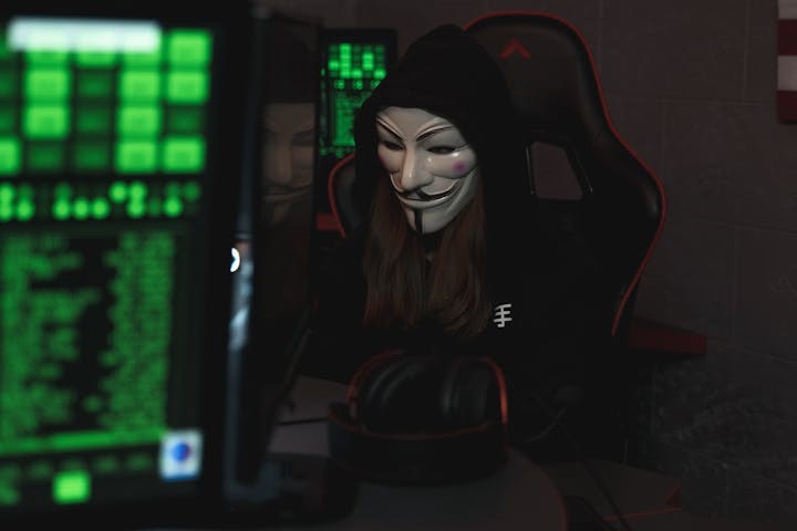 hacker usando computador 