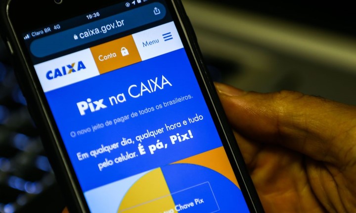 celular exibindo aplicativo da caixa economica federal