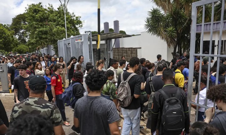 candidatos chegando no local de prova