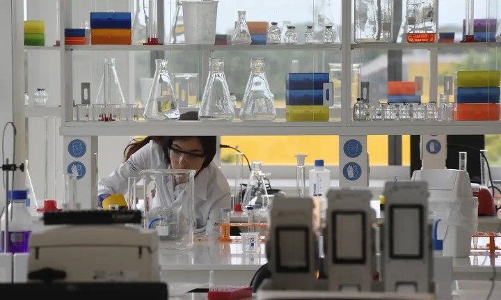 pesquisadora em um laboratorio de quimica