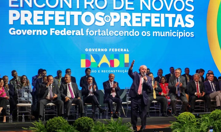 presidente lula discursa em encontro de prefeitos em brasília