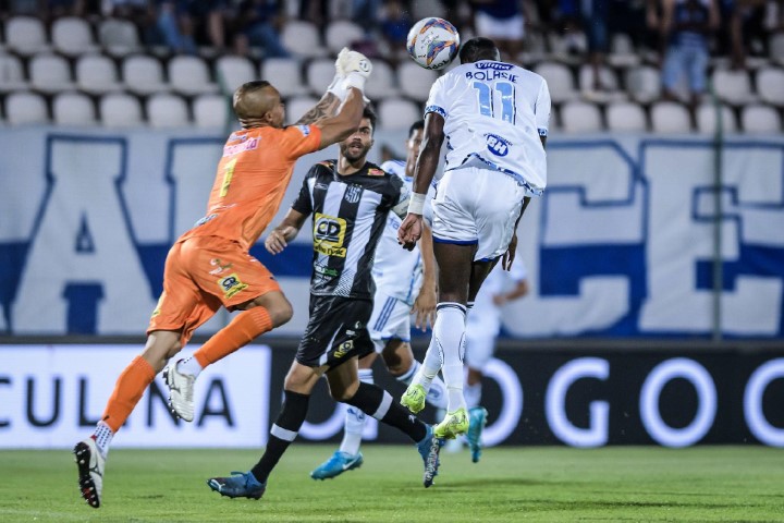 cruzeiro enfrantando o democrata pelo campeonato mineiro