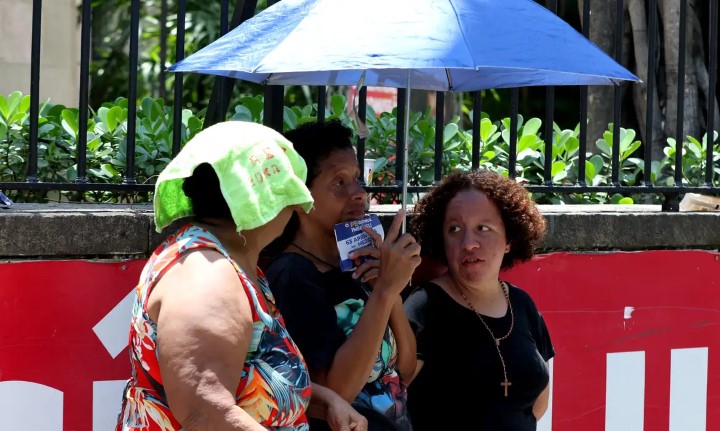 mulheres se protegem do sol