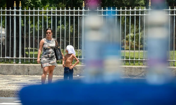 criança sem camisa com calor