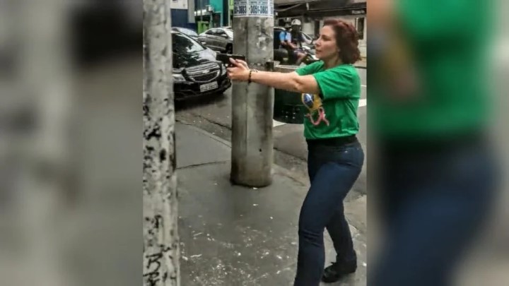 carla zambelli segurando arma de fogo