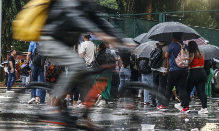 pessoas andando na chuva