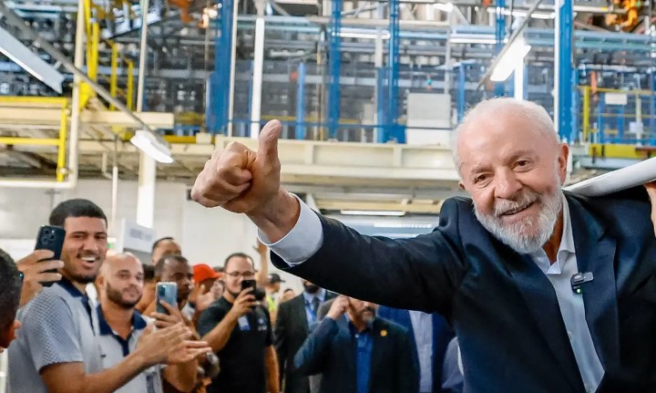 presidente lula durante visita a fabrica da stellantis