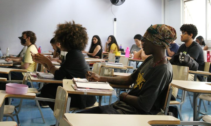 estudantes em sala de aula