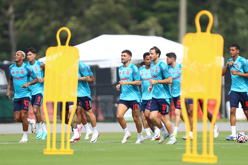 jogadores do flamengo treinando