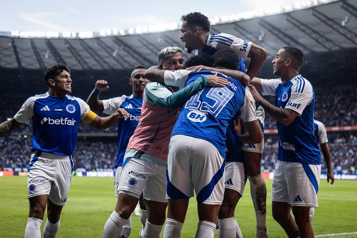jogadores do cruzeiro comemorando gol