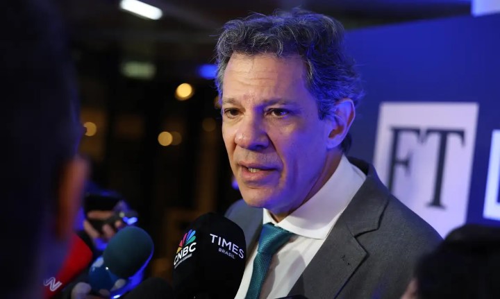 Fernando Haddad afirmou que negociações com os EUA estão paradas porque Washington exige “solução constitucionalmente impossível”. Tarifa de 50% deve reduzir ainda mais comércio bilateral.