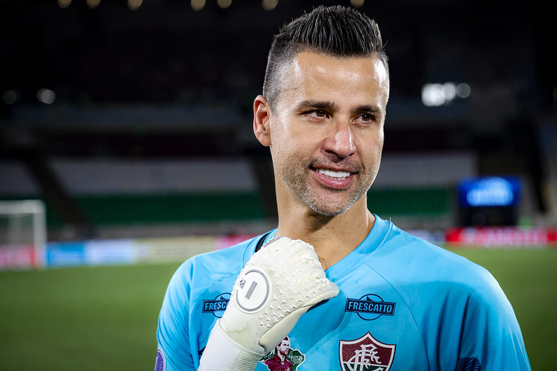 Aos 44 anos, o goleiro Fábio chegou a 1.391 jogos e se tornou o jogador com mais partidas da história do futebol mundial.