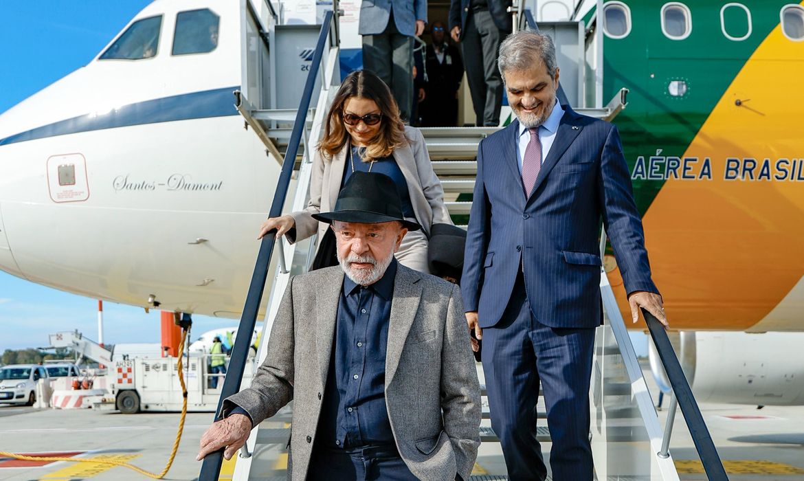 Presidente do Brasil discute combate à fome e pobreza no Fórum da FAO e tem primeiro encontro com o novo papa no Vaticano