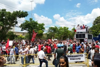 Separados por grades e por policiais militares, grupos a favor e contra o ex-presidente Lula protestaram em frente ao FÃ³rum Criminal da Barra Funda (Foto: Daniel Mello/AgÃªncia Brasil)