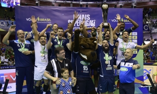 Elenco estrelado levantou o quarto trofÃ©u de Superliga e o sexto da temporada (Foto: Douglas Magno/DM Press/Sada Cruzeiro)