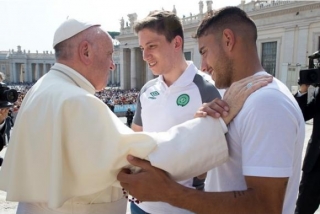   Jackson Follmann e Alan Ruschel, sobreviventes do acidente da Chape, recebem a bÃªnÃ§Ã£o do papa RÃ¡dio Vaticano 