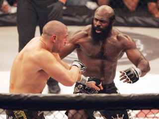 Kimbo Slice (Ã  direita), popular lutador de MMA, morreu nos EUA (Foto: Rich Schultz/AP)