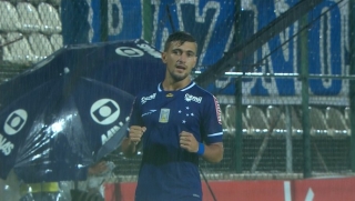 Uruguaio Arrascaeta desencantou e marcou dois gols com a camisa do Cruzeiro (Foto: ReproduÃ§Ã£o/TV Globo Minas)