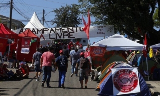 Acampamento em Curitiba de manifestantes prÃ³-Lula (Foto: Pablo Jacob/AgÃªncia O Globo)