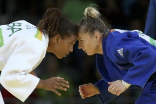 No Golden Score (tempo extra), a brasileira conseguiu um wazari sobre a romena e vai disputar a medalha de ouro (Foto: Reuters/Toru Hanai/Direitos Reservados)