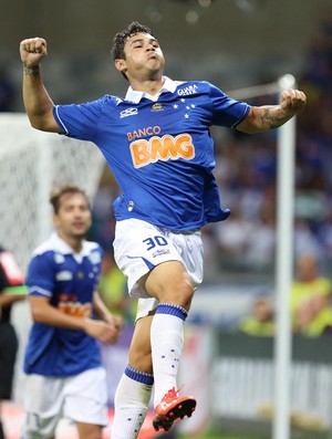 Atacante Vinicius Araujo comemora pelo Cruzeiro, em 2013 (Foto: Cristiane Mattos/AgÃƒÂªncia Estado)