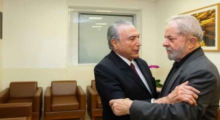 Temer e Lula se cumprimentam: antes do presidente, diversos polÃ­ticos estiveram no hospital para expressar pesar por Marisa LetÃ­cia (Foto: Beto Barata/PresidÃªncia da RepÃºblica)