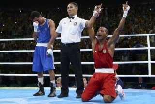 Robson ConceiÃ§Ã£o vibra ao vencer o francÃªs Sofiane Oumiha na final do boxe da Rio 2016 (Foto: Reuters/Peter Caborra)