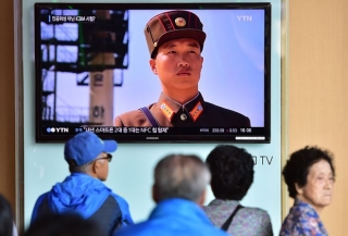 Sul-coreanos assistem transmissÃƒÂ£o sobre retomada de programa nuclear pela Coreia do Norte em estaÃƒÂ§ÃƒÂ£o de trem em Seul, na Coreia do Sul, nesta terÃƒÂ§a-feira (15) (Foto: Jung Yeon-Je/AFP)