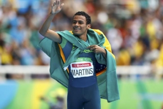Daniel Martins comemora a medalha de ouro na prova dos 400m em categoria para deficientes intelectuais (Foto: Reuters/Jason Cairnduff)