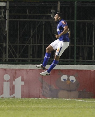 Ãbila voa para comemorar um de seus dois gols na vitÃ³ria sobre o Botafogo (Foto: AgÃªncia Estado)