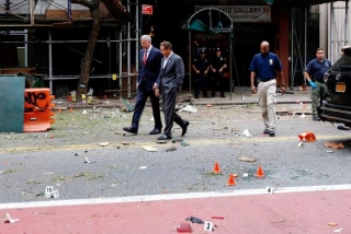 O prefeito e o governador de Nova York, Bill de Blasio e Andrew Cuomo, visitam o bairro de Chelsea, onde uma bomba explodiu no sÃ¡bado Ã  noite (Foto: Justin Lane/EPA/AgÃªncia Lusa)