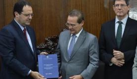 O presidente do Congresso Nacional, senador Renan Calheiros, recebe a proposta do OrÃ§amento de 2016 dos ministros do Planejamento, Nelson Barbosa, e da Fazenda, Joaquim Levy (Fabio Rodrigues Pozzebom/AgÃªncia Brasil)