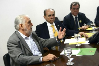 Os ministros da SaÃºde, Jaques Wagner, e da Casa Civil, Marcelo Castro, se reÃºnem com fabricantes de repelentes, para discutir a distribuiÃ§Ã£o de repelentes para grÃ¡vidas cadastradas no programa Bolsa FamÃ­lia (Foto: JosÃ© Cruz/AgÃªncia Brasil)