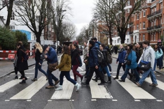 FÃƒÂ£s dos Beatles cruzaram a famosa faixa de pedestre em frente ao Abbey Road Studios, em homenagem ao produtor musical George Martin, conhecido como o quinto Beatle (Foto: Andy Rain/EPA/AgÃƒÂªncia Lusa)