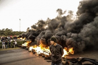 Em protesto contra o impeachment da presidenta Dilma Rousseff, manifestantes atearam foto em pneus na Rodovia Rio-Santos (BR-101), na altura do quilÃ´metro 394, em ItaguaÃ­ (Foto: MÃ­dia Ninja/Facebook)