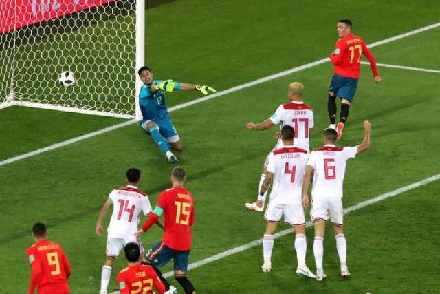 Iago Aspas, da Espanha, marca o segundo gol da equipe (Foto: Mariana Bazo/Reuters)